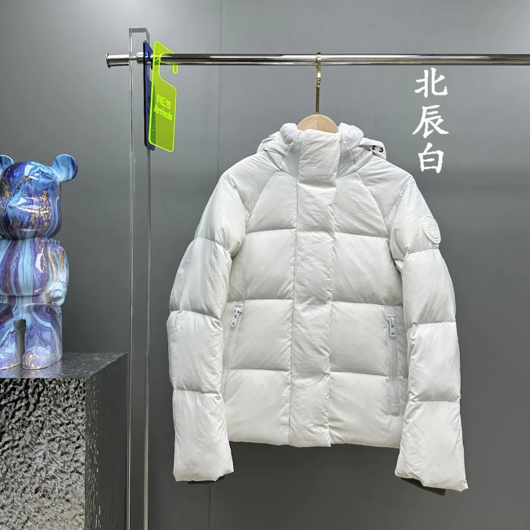 P780 𝗖𝗔𝗡𝗔𝗗𝗔 𝗚𝗢𝗢𝗦𝗘/Canada Goose capsule series macaron white label down jacket Fabric: Made of soft EnduraLuxe fabric imported from DuPont, CORDURA, USA, which enhances the durability of easy-to-wear parts, is lightweight and durable; the liner is made of 400T anti-velvet gallbladder, which is comfortable, soft and non-velvet. Hat: It has a detachable hood, which can be adjusted in two directions, and is also filled with down, which brings greater softness and wrapping around the head and neck, and is full of warmth. This parka has white trim at the back and around the hood, and the hood hardware is all original and custom-made to match the soft color of the fabric. Goose logo: The official website’s new series of large goose logos made of silicone, non-embroidered logos. Length: Fit hip-length. Accessories: The chest chain and pocket chain are all customized by YKK zipper company, and the zippers are consistent with the original color of the clothes; the zipper placket and inner straps are customized with the original Canada Goose logo; the cuffs are made of cashmere ribbing to increase comfort and lock in heat. Pockets: 3 exterior pockets: Fleece-lined hand-warmer pockets with two-way zipper closure for easy access. Security pocket with zipper closure under fly; 2 interior pockets: drop-in pocket Colors: Melt Blue, Moonlight Lime, Soft Pink, Beichen White Sizes: 𝗫𝗦-𝗦-𝗠